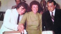 Ana Delgui, junto a José Luis Datri y Aníbal Forcada, otros dos grandes personajes de la radiofonía neuquina. Ana Delgui, junto a José Luis Datri y Aníbal Forcada, otros dos grandes personajes de la radiofonía neuquina.