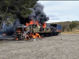 El vehículo de gran porte envuelto en llamas a la vera de la ruta 3: aparentemente, el camionero nunca advirtió el fuego, que se propagó rápidamente a la cabina. El vehículo de gran porte envuelto en llamas a la vera de la ruta 3: aparentemente, el camionero nunca advirtió el fuego, que se propagó rápidamente a la cabina.