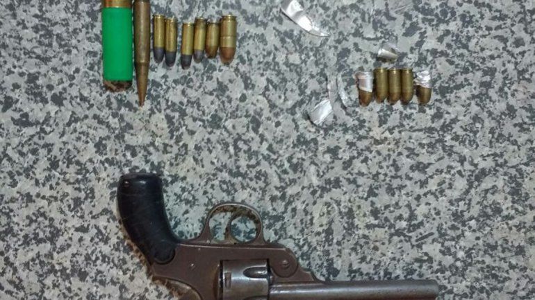 El revólver calibre 38 y las municiones que usaron durante el asalto.