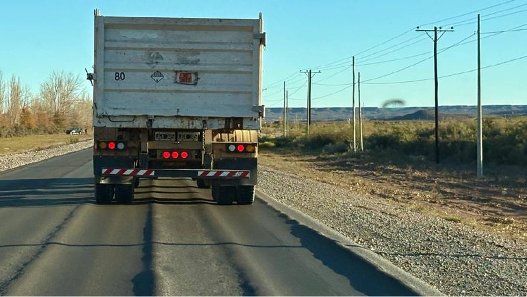 La Ruta 7 a Añelo está hundida por tramos. Y el sobrepaso de camiones genera peligro y taponamientos.