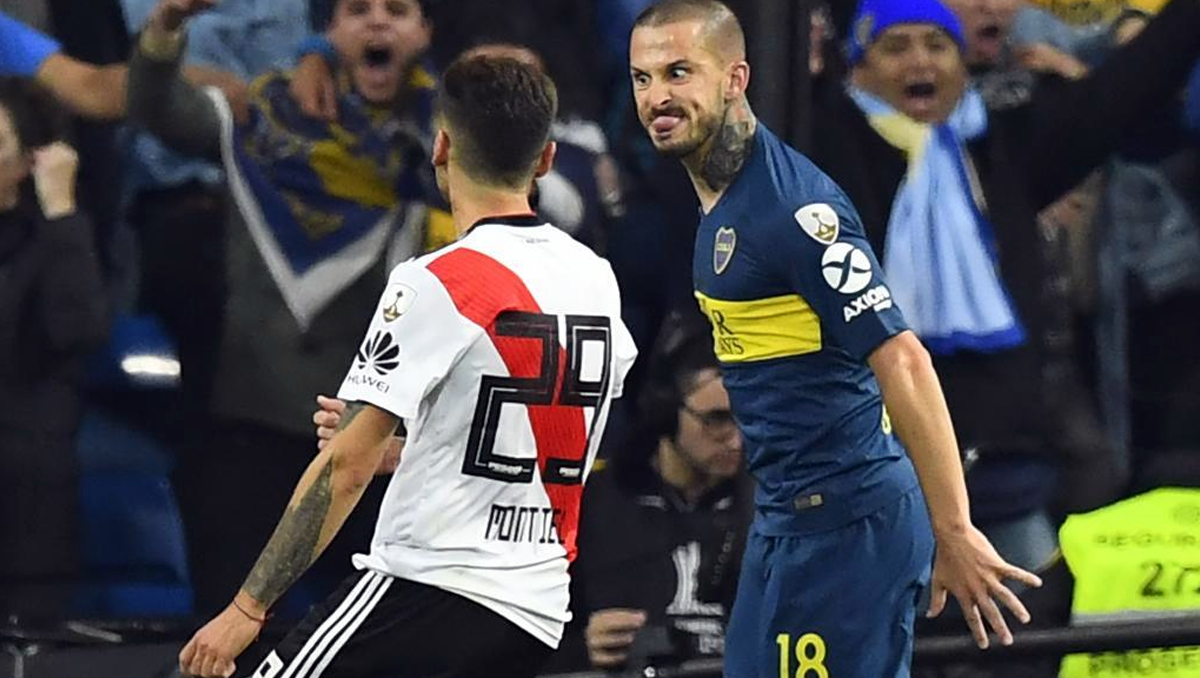 Darío Benedetto festeja con una burla el 1 a 0 parcial ante River en la final de la Copa Libertadores en Madrid.
