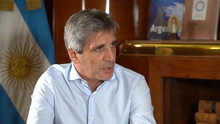 Luis Caputo y un insólito mensaje que generó muchas molestias. Luis Caputo y un insólito mensaje que generó muchas molestias.