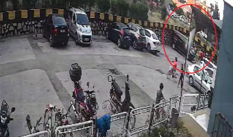 Antes de golpear contra el suelo, la adolescente impactó sobre un toldo, lo que amortiguó su caída. Antes de golpear contra el suelo, la adolescente impactó sobre un toldo, lo que amortiguó su caída.