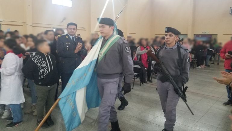 La impactante imagen de los policías armados participando del acto escolar. La impactante imagen de los policías armados participando del acto escolar.