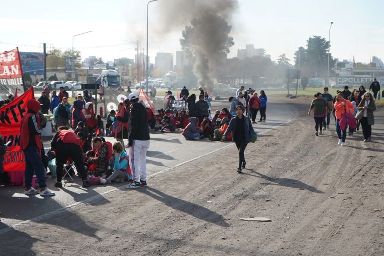 La marcha en los puentes carreteros de la ruta 22. Foto: Sebastián Fariña Petersen. La marcha en los puentes carreteros de la ruta 22. Foto: Sebastián Fariña Petersen.