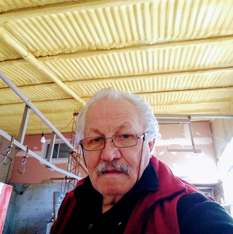 Alberto Schull colocó paneles solares en su granja.