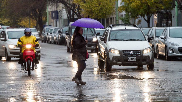 Frío y lluvias, el combo hasta el martes en la región