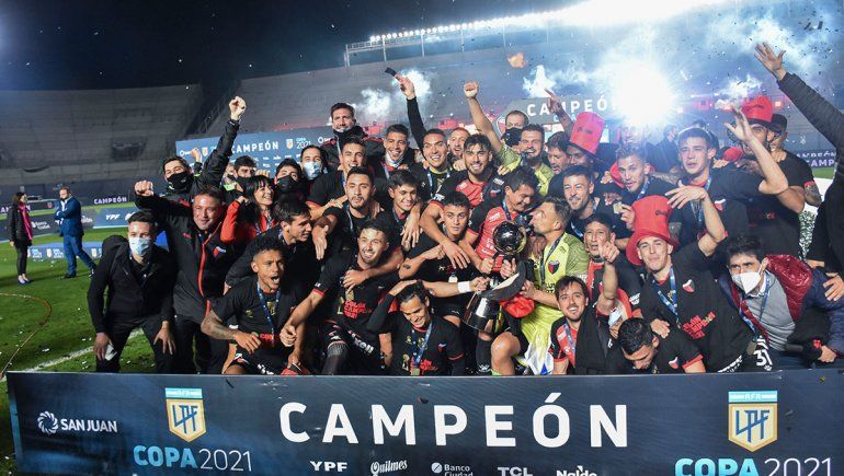 Colón goleó a Racing y hace historia al obtener su primer título