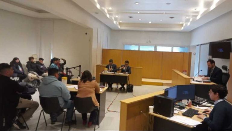 La audiencia de la justicia de Chubut para imponer las penas a los policías condenados: a ninguno le dieron más de tres años de prisión, por lo que no van presos. La audiencia de la justicia de Chubut para imponer las penas a los policías condenados: a ninguno le dieron más de tres años de prisión, por lo que no van presos.