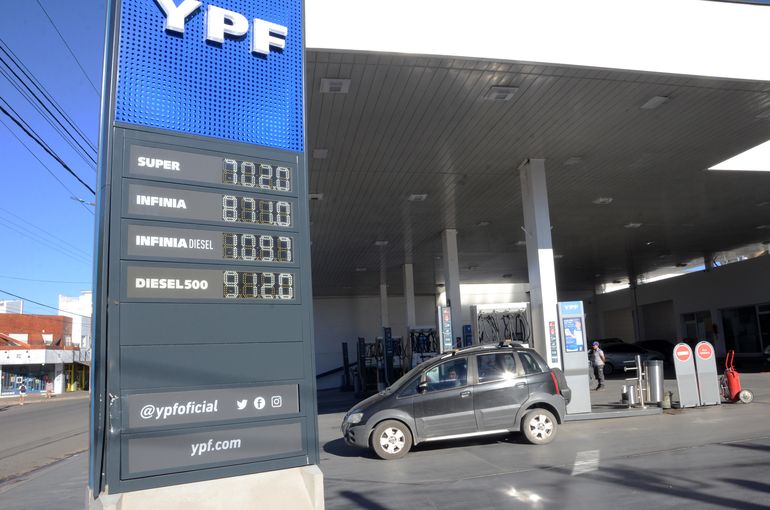 La pizarra en las estaciones YPF de Neuquén ya muestran los nuevos precios. Foto: María Isabel Sánchez
