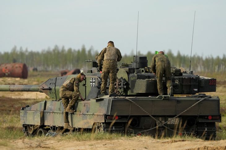 Tropas alemanas del grupo de combate de la Presencia Avanzada de la OTAN se preparan para el ejercicio militar Iron Spear 2022 en el campo militar de Adazi, Letonia. 11 de mayo de 2022. REUTERS Ints