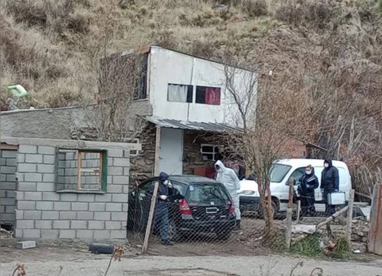 El domingo, la División Investigaciones de la policía de Chubut levantó elementos de prueba en la casa donde murió el joven atacado a tiros. El domingo, la División Investigaciones de la policía de Chubut levantó elementos de prueba en la casa donde murió el joven atacado a tiros.