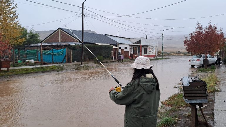 Vecinos de Junín de los Andes tratan de pescar soluciones a los problemas con las lluvias