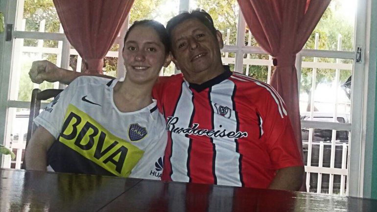 Oscar espera el partido con su hija Natalia. Sin rencores.