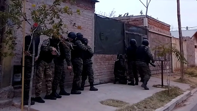 Antinarcóticos segundo antes de irrumpir en el kiosco narco del barrio Gregorio Álvarez.