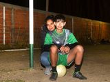Mati tras el entrenamiento del jueves, junto a su mamá Romi, que lo acompaña en todas. La lucha de un crack del fútbol y de la vida: evoluciona bien.