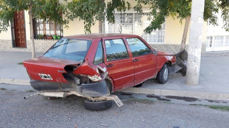 El Duna quedó sobre la vereda destrozado. Lo frenó un canasto de basura.