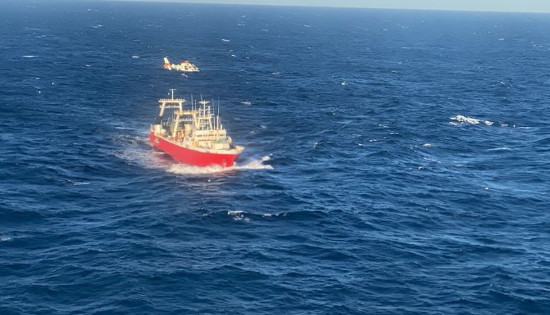Pese a los fuertes vientos y la olas que movían al pesquero, lograron posicionar el helicóptero y bajar con sogas una canasta de rescate. Pese a los fuertes vientos y la olas que movían al pesquero, lograron posicionar el helicóptero y bajar con sogas una canasta de rescate. 