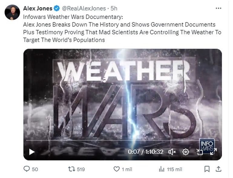 Alex Jones y sus teorías conspirativas en Twitter.