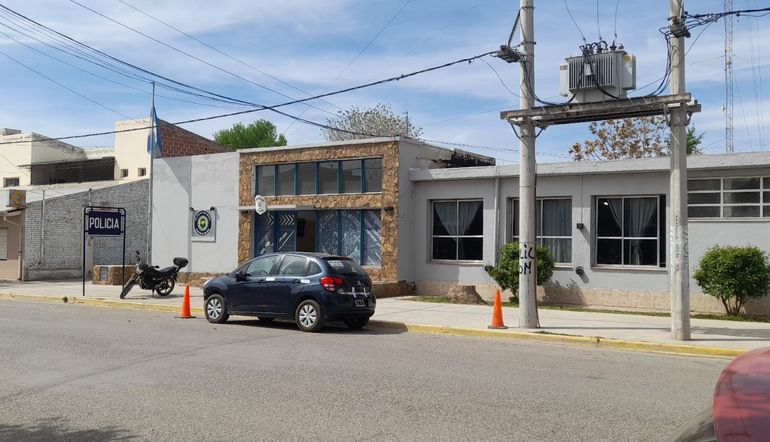 Personal de la Brigada de Investigaciones de Cinco Saltos trabajó para atrapar a los autores del violento ataque. 