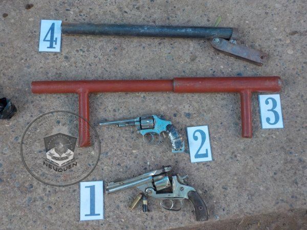 Centenario: detuvieron a dos jóvenes y secuestraron cuatro armas