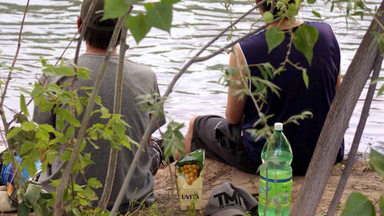 Hay preocupación por la cantidad de chicos de entre 14 y 18 años que beben en los balnearios sin ningún tipo de control. Dicen que empiezan a tomar a la siesta y siguen hasta la noche.&nbsp;