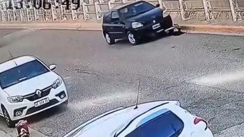 Video: bajó a revisar el motor sin poner el freno de mano y su propio auto la aplastó. Video: bajó a revisar el motor sin poner el freno de mano y su propio auto la aplastó.