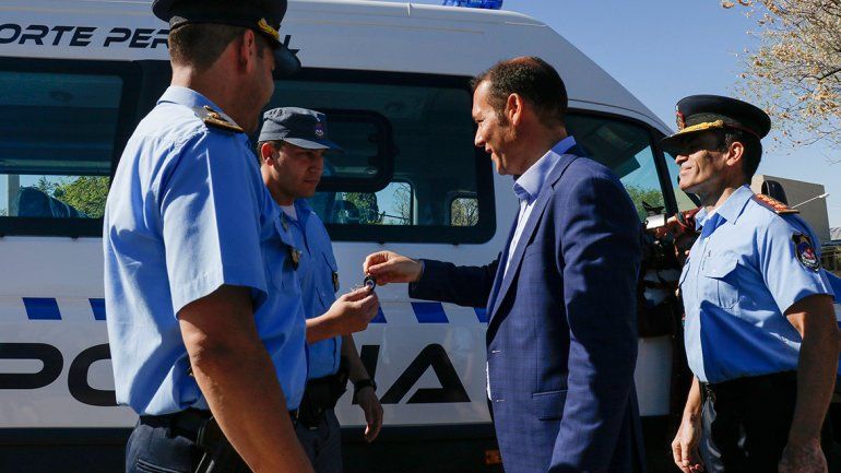 El gobernador Omar Gutiérrez hizo el anuncio ayer en un acto de entrega de vehículos policiales.