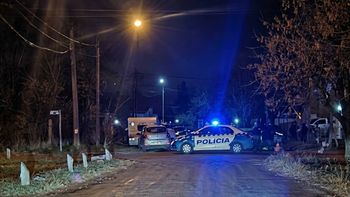 Encontraron armas de fuego en la camioneta abandonada. Encontraron armas de fuego en la camioneta abandonada.