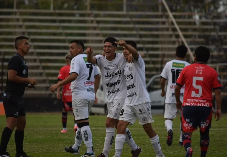 Regional Amateur: Altos Hornos Zapla le ganó 16 a 0 a un equipo que usa el escudo de Independiente