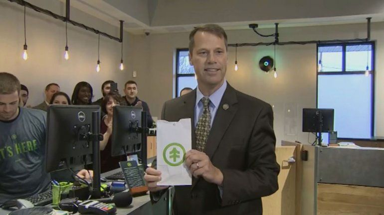 Un alcalde compró marihuana legal primero que nadie