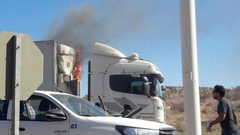 un camion se prendio fuego y provoco caos en la ruta 7