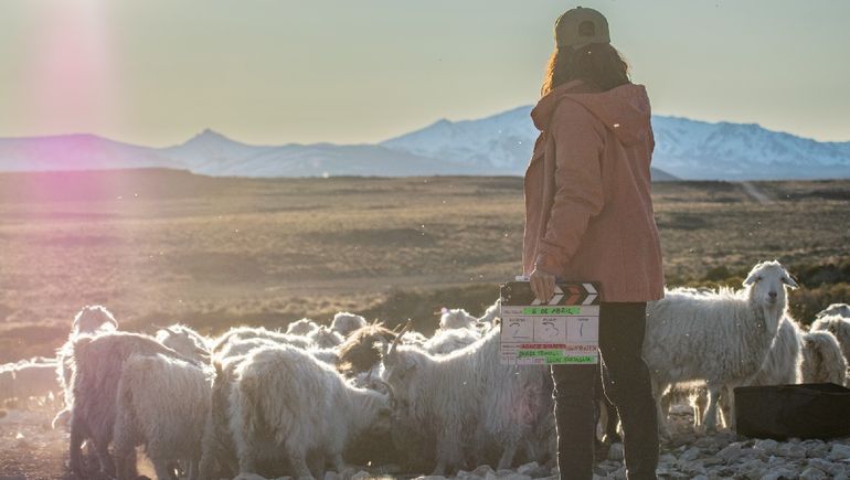 La directora Agnese la fría meseta de Zapala filmando el cortometraje. La directora Agnese la fría meseta de Zapala filmando el cortometraje.