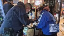 Policías levantan huellas tras el robo en una parrilla de Villa La Angostura. Policías levantan huellas tras el robo en una parrilla de Villa La Angostura.