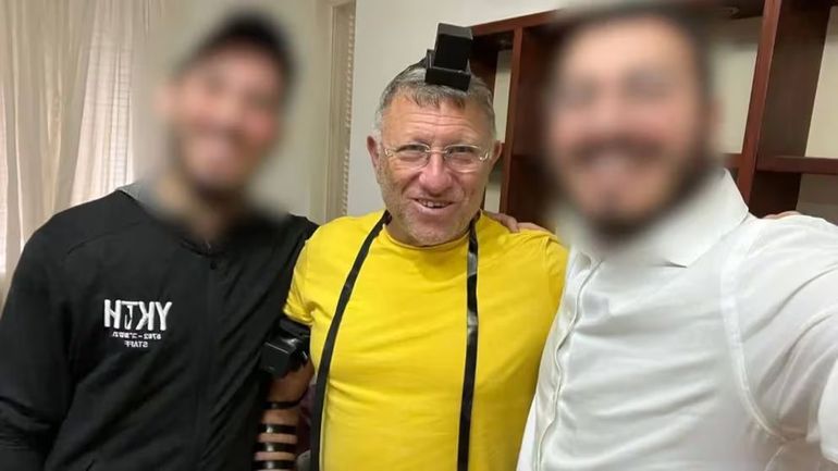 Ziv Kiefer, en el medio, con familiares. Ziv Kiefer, en el medio, con familiares.