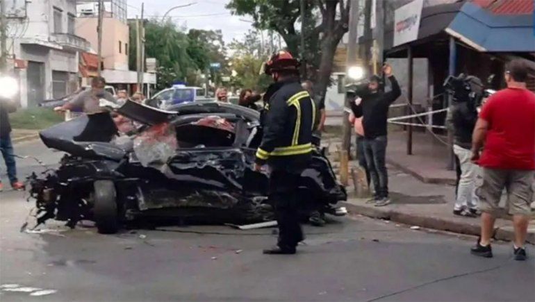 Audi a alta velocidad chocó contra un poste de luz: dos mujeres murieron