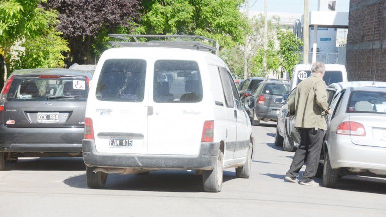 Lucero es una de las calles entrecortadas de la ciudad ubicada entre Combate de San Lorenzo y Arabarco. El movimiento es incesante por la cantidad de personas que acuden a una clínica.