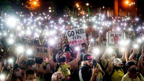 Otra noche de caos y protestas raciales