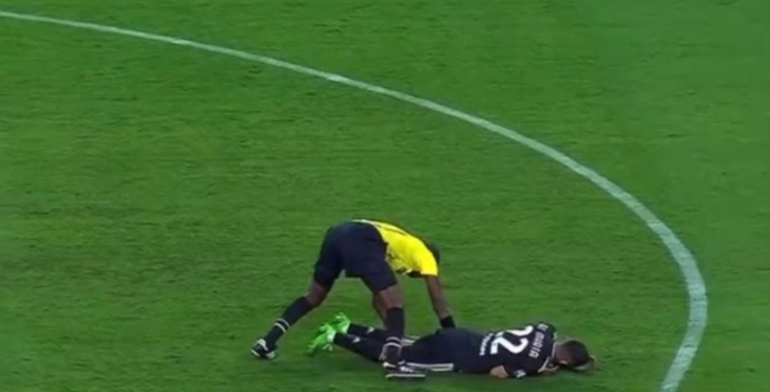 Di María chocó con el árbitro y se quedó sin aire