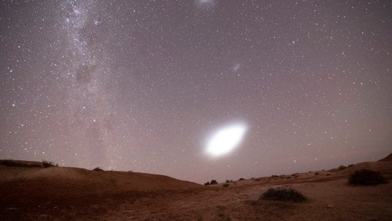 Un astrofotógrafo capturó imágenes de una luz misteriosa en el cielo valletano