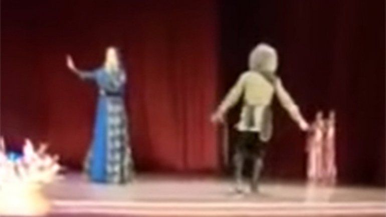 Su compañera en escena se confundió con la situación y pidió un aplauso para él sin entender que estaba muerto.