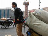 Un trabajador lleva una mascarilla para protegerse del coronavirus en un mercado de Hangzhou, provincia china de Zhejiang. Marzo 1, 2020. China Daily via REUTERS. ATENCIÓN EDITORES: ESTA IMAGEN FUE
