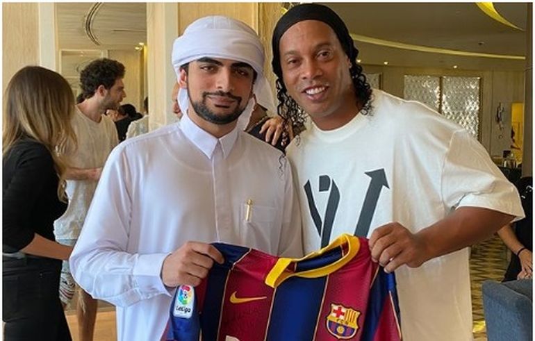 Mana Al Maktoum es fanático del fútbol. Aquí con Ronhaldiño. Mana Al Maktoum es fanático del fútbol. Aquí con Ronhaldiño.