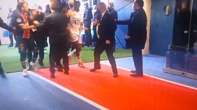 Neymar la siguió en los vestuarios y lo tuvieron que agarrar para evitar un escándalo