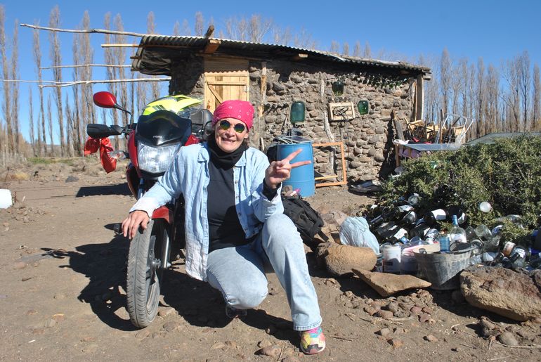 Piedra por piedra, la motoquera que construyó un refugio para viajeros al lado de la Ruta 40