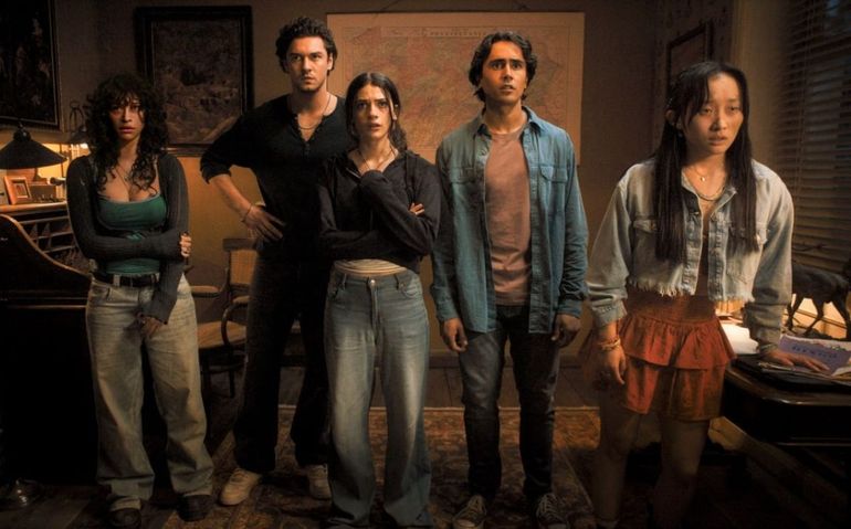 A diferencia del videojuego, los protagonistas de la película quedan atrapados en un bucle temporal mientras son cazados. A diferencia del videojuego, los protagonistas de la película quedan atrapados en un bucle temporal mientras son cazados.