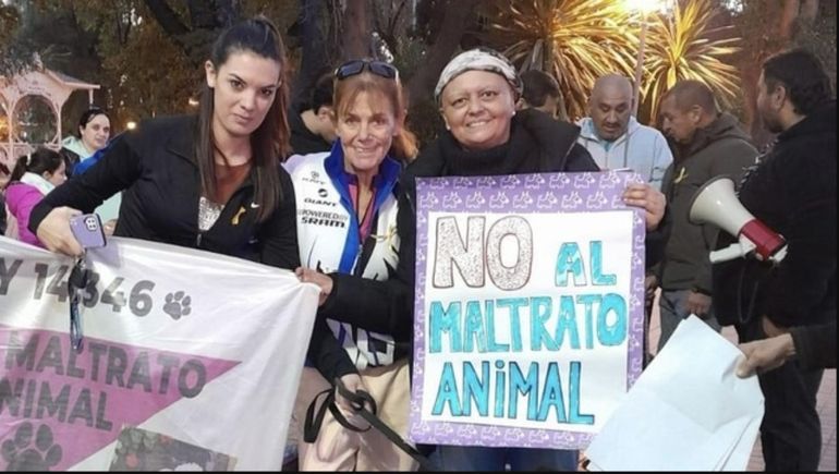 En una reciente marcha tras el caso del perro enterrado vivo en Chubut