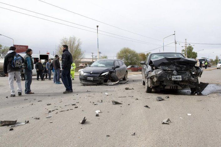 Esta mañana se registró un choque frontal en el acceso a Cipolletti por Ruta Nacional 151 y calle Mariano Moreno. Los protagonizaron un Mégane y un Gol.&nbsp;