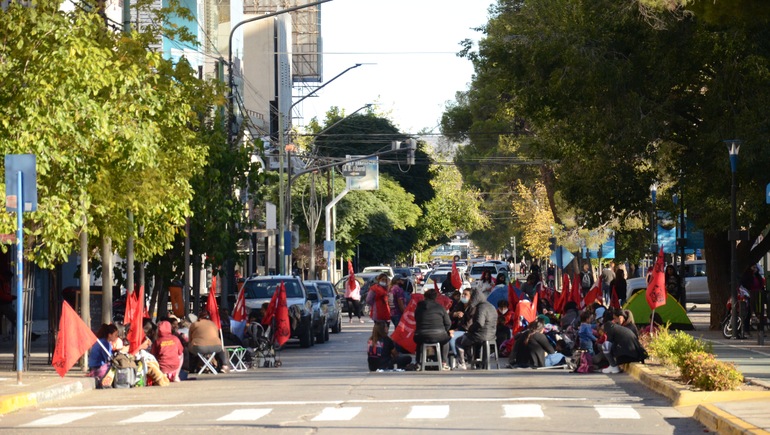 Sigue el  caos de tránsito por un acampe en pleno centro