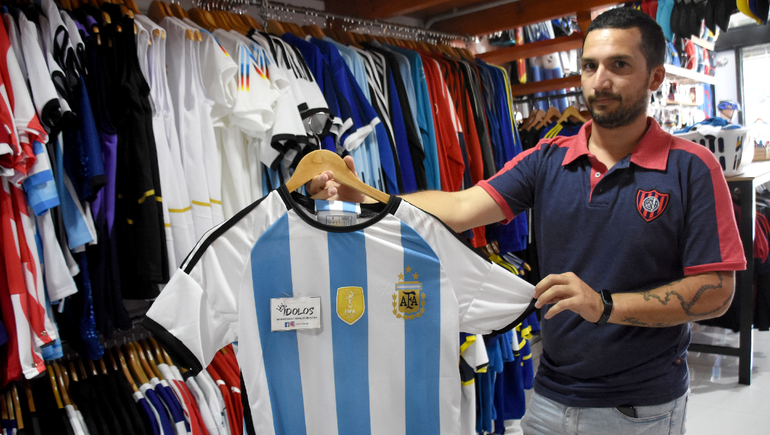 La venta de camisetas de los campeones no se detiene en Neuquén